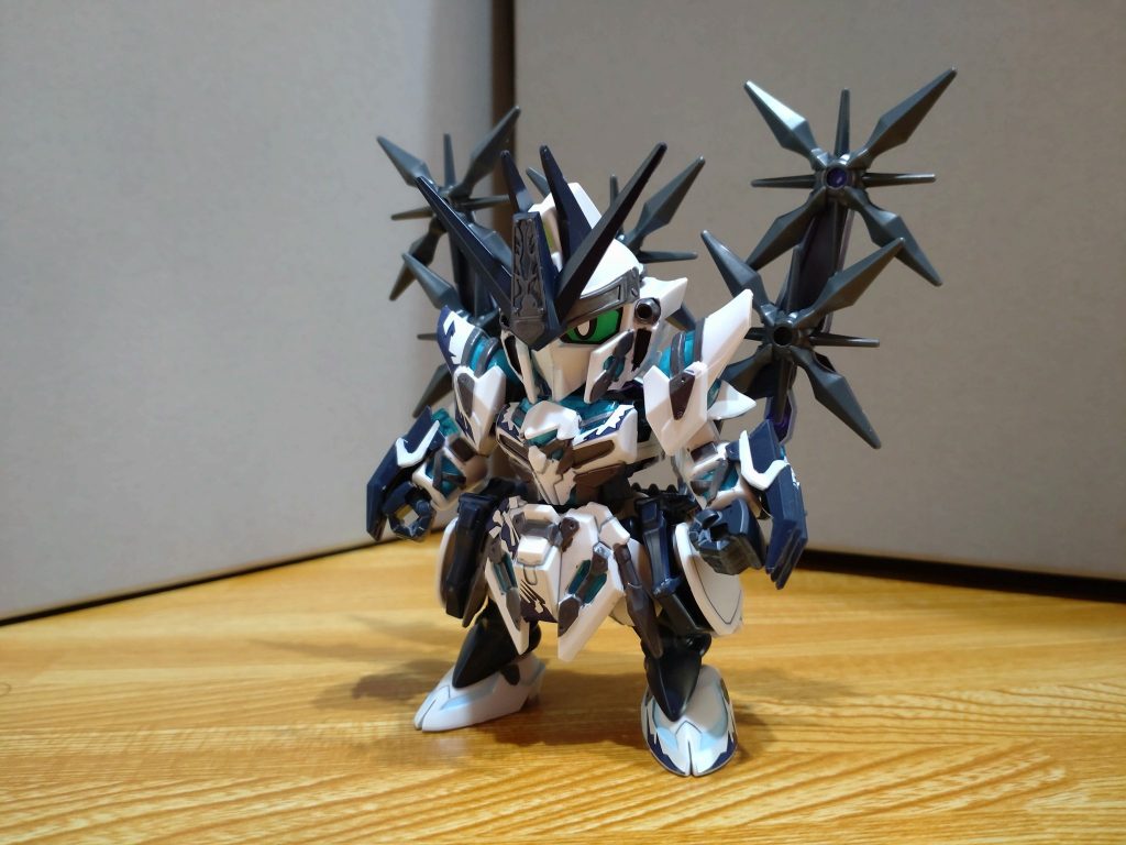 ・才蔵ガンダムデルタカイ佐助のマスクとクリアパーツを流用・塗装してダークマスクを被る前の才蔵を再現っスクリアパーツの明度を上げるために裏側をホワイトで塗装。全身のパターンは大人しくシールを使用