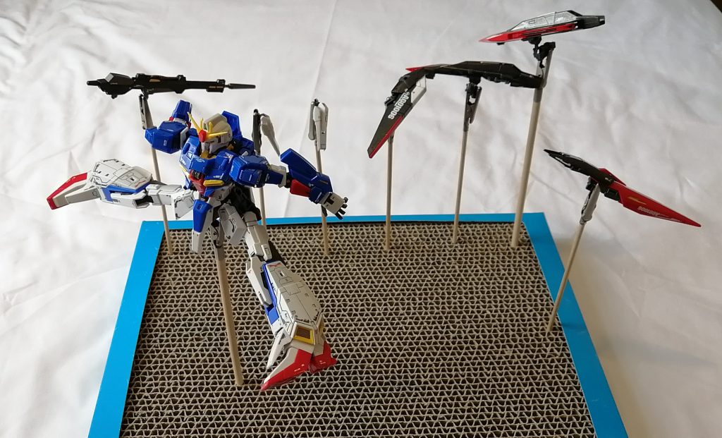 四肢をバラすと壊れそうなので、トップコートは大開脚状態で塗布。