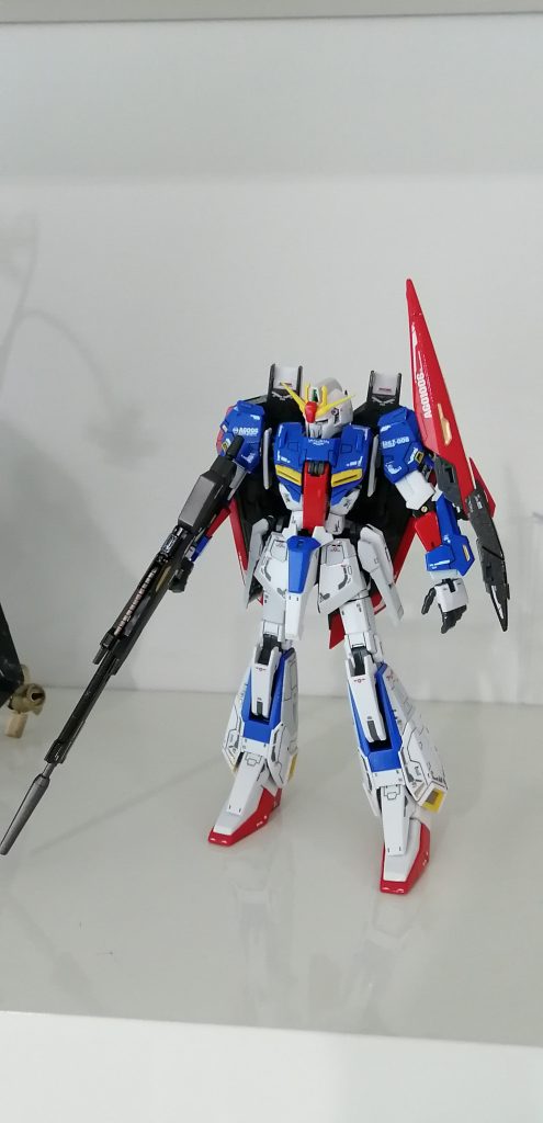 関節が緩く、スタビライザーも重いので自立が難しい