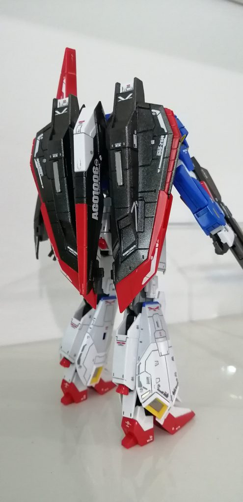 スタビライザーはメタリックグレーとシルバーのワンポイント塗装。