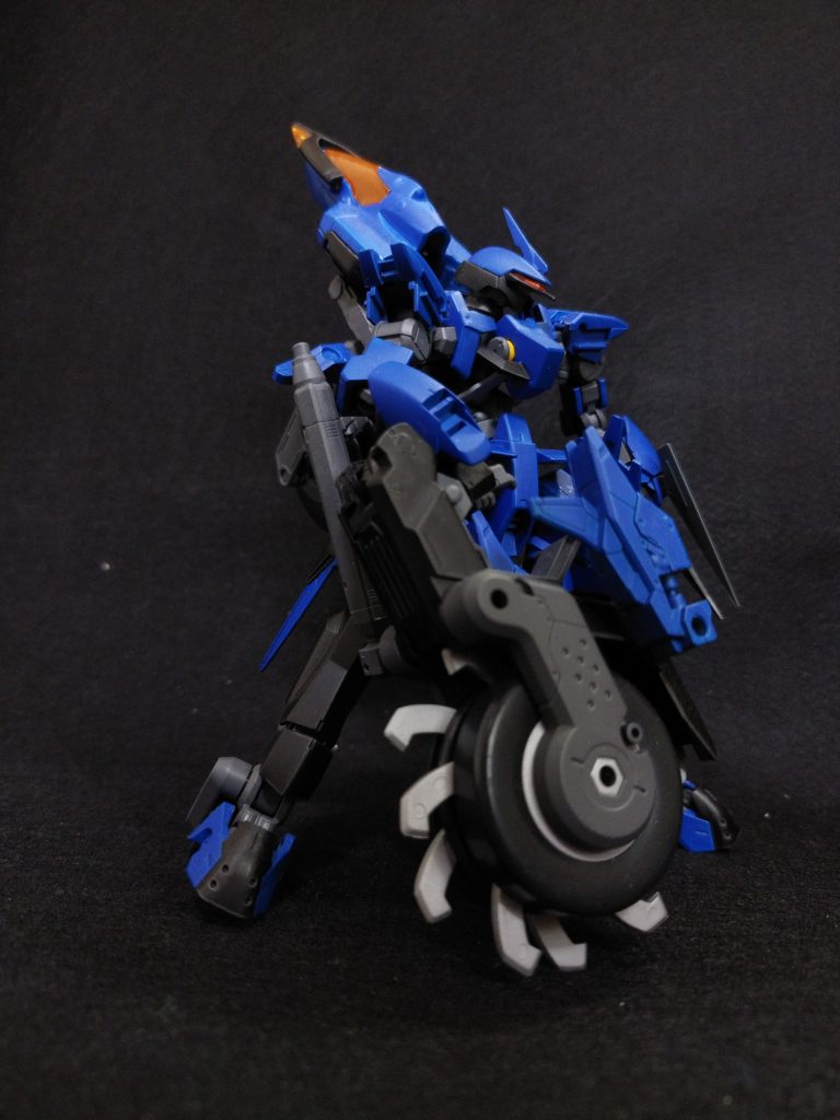 ホイールソー後輪の隙間から12の刃を展開し、高速回転し目標を切断するバイク形態では使用できない