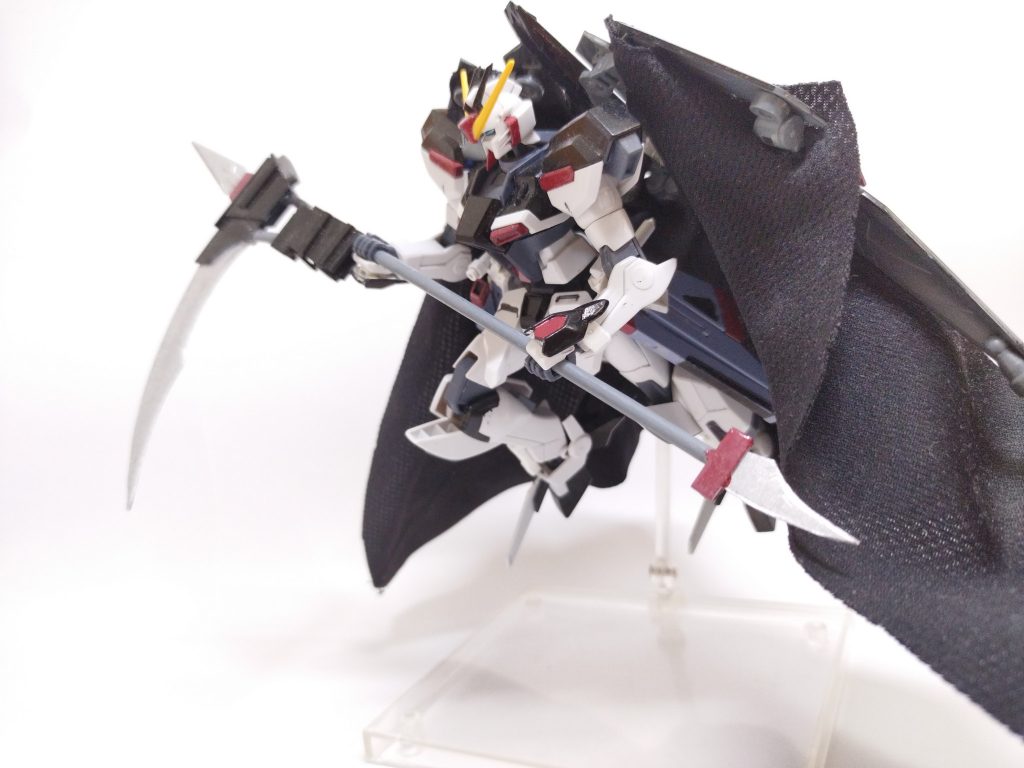 ニーズヘッグⅡフォビドゥンガンダムが装備していたニーズヘッグを改良したもの刃に電流を流すことで接触したPS装甲を無効化できるただし、使用するとかなりのバッテリーを消費するため、ここぞというときにしか使えない