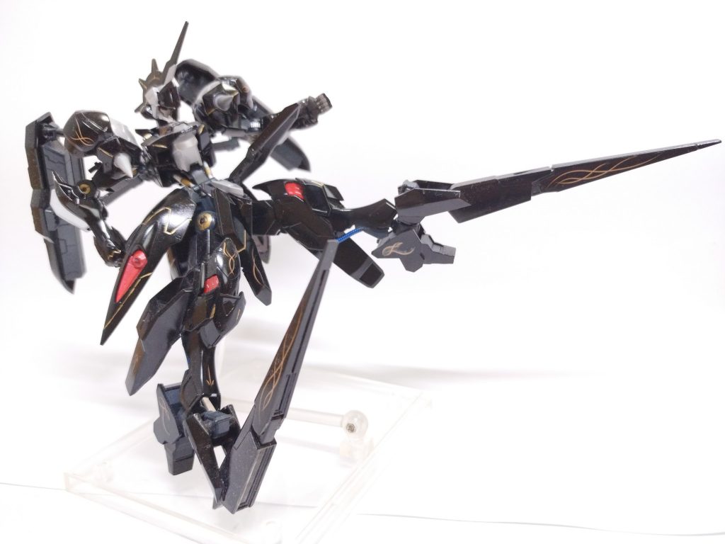 ロングエッジ脚そのものを刺突武器としたものMSを破壊するのに十分な威力を持つ