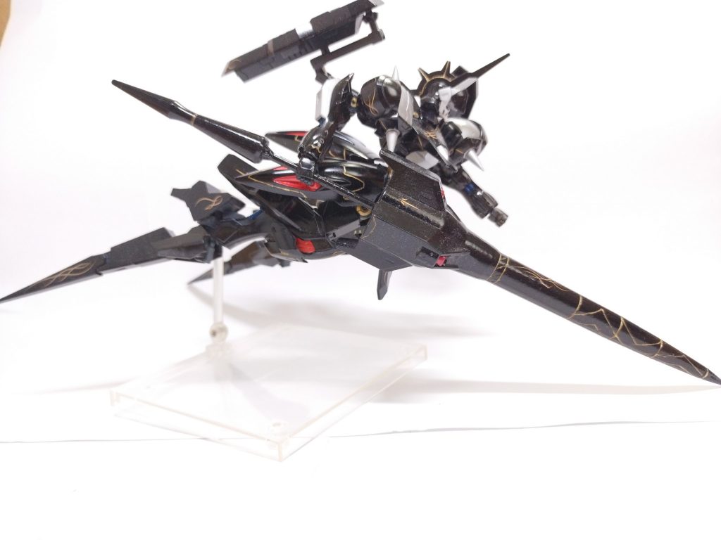 ペネトレイトランスキマリスノワールの主武装回転機構を設けた鋭利な槍ドリルランスより大型化している