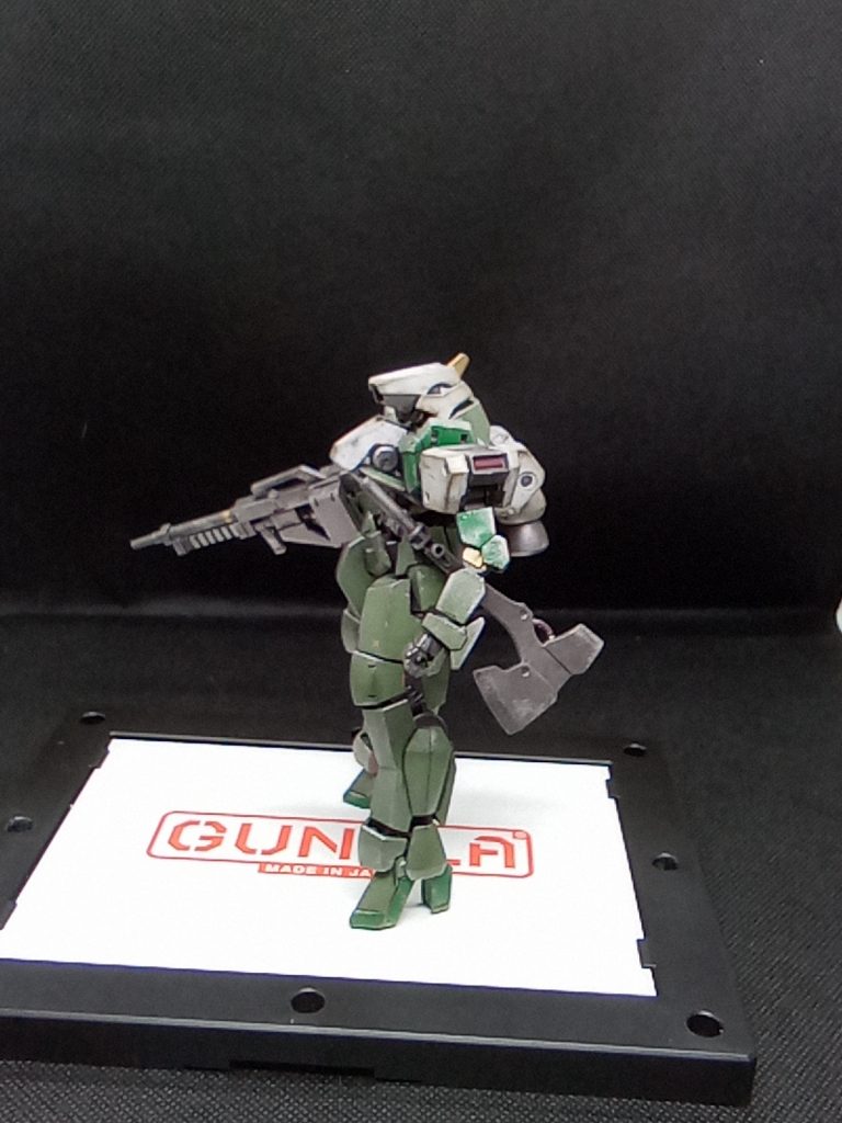 塗装はザク用塗料をメインにメタルブラックを使用珍しくパテは使用していません(合わせ目消しは除く)