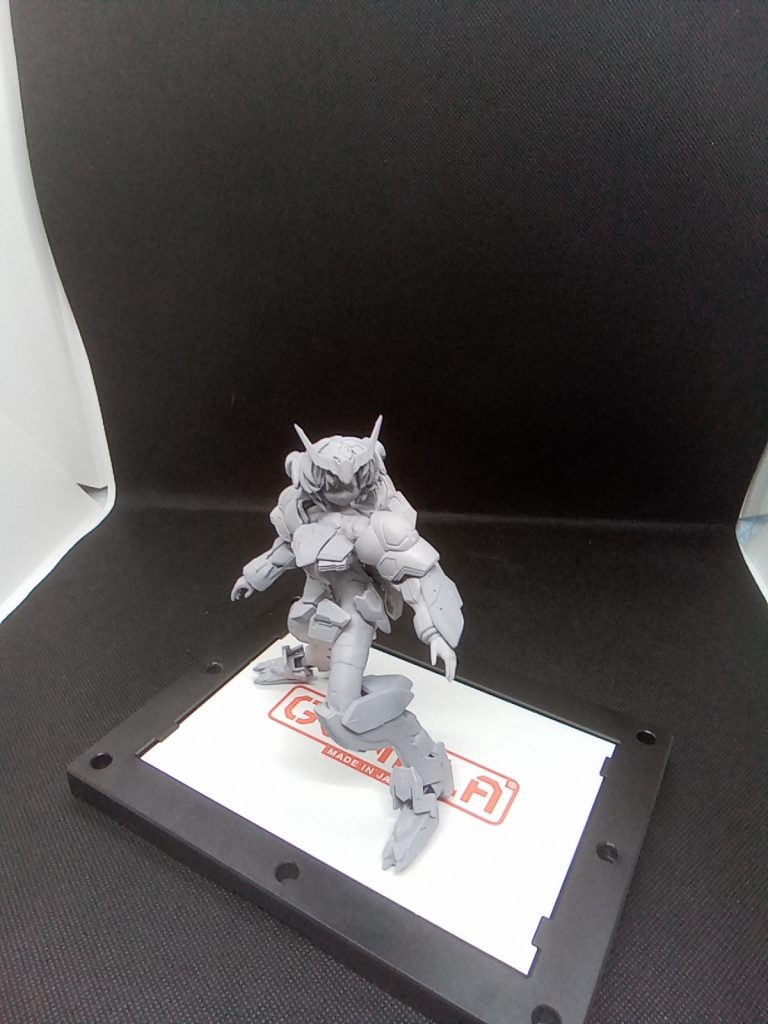 製作中の一枚脚が細すぎたので　完成品ではパテを盛って太くしてあります。あとは　手足の長さを調整前髪も作り直しています。