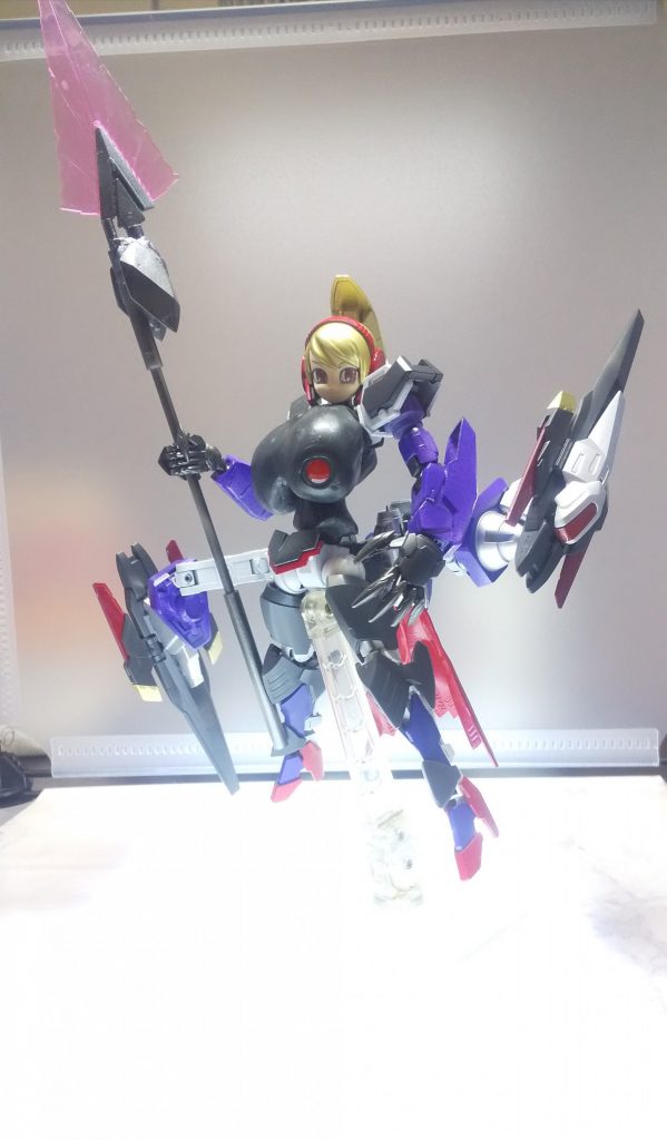 この戦槍はとても強靭に作られており、ビームを発生させていない状態で敵機を殴打しても壊れることはない。アズールのパイロットに、「君の槍捌きは見ていて惚れ惚れする」と誉められたため、戦闘の際には必ず装備していくらしい。