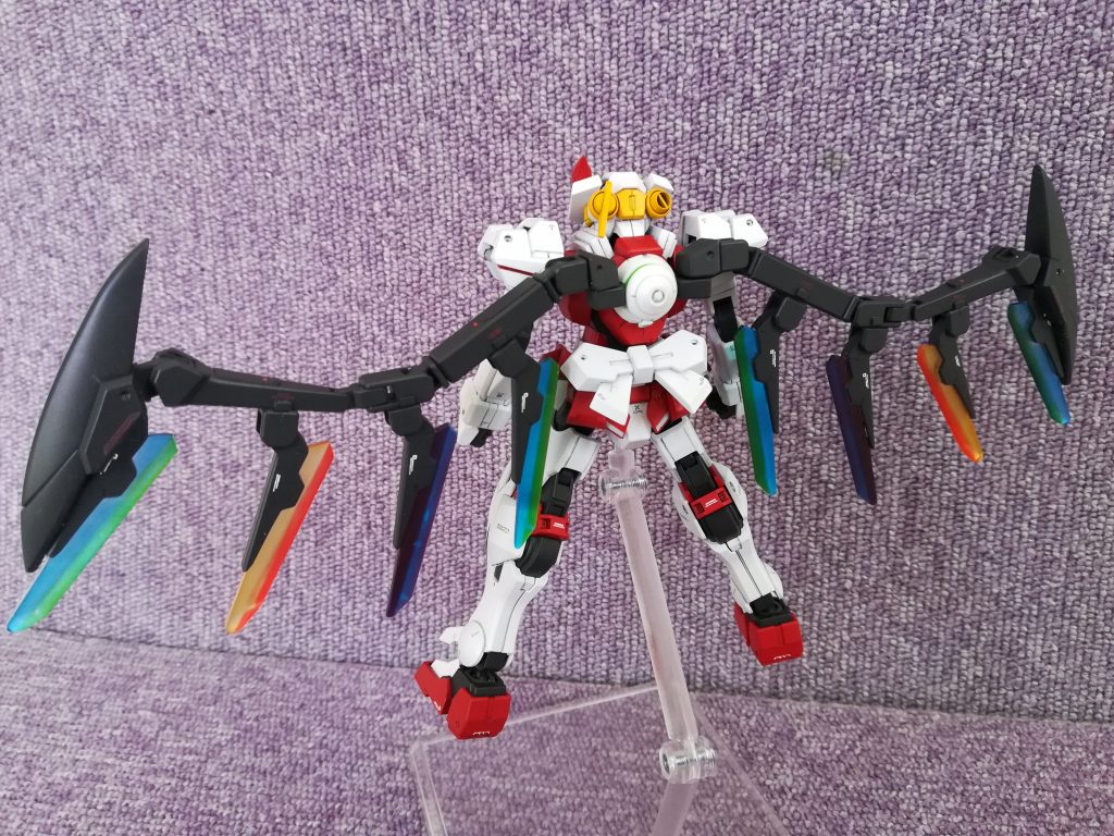 背面羽はアイズガンダムと同様に、ビームの増大と曲射機能を持っている設定です。