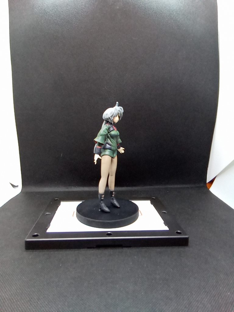 塗装服は水性塗料のランチャーストライクとブラストインパルス用の緑色を使用しています髪の毛はガンダムグレーとガイアカラーのグレイ服の黒色とブーツはティターンズブルー ティターンズカラーが本当に便利w足はブラウンに濃いめの肌色を調合 タイツの線の部分は少しブラウンを増やして塗装してみました。筆塗りで楽しんでますが、場所によってはエアブラシ必要かな~とおもってみたり・・