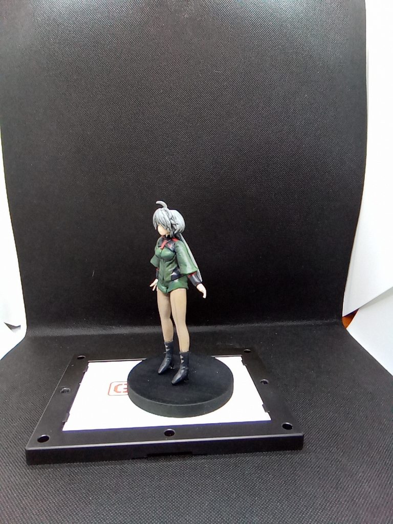 資料が少ない(前後の全身二枚)のため 髪の毛の構造がよくわからず・・あとは単純に自分の技術不足で頭部が似ない・・正式なキットが年末頃に出るようなので【たぶんこんな感じ♪】と楽しく作れましたw製品版・・買えるといいな・・