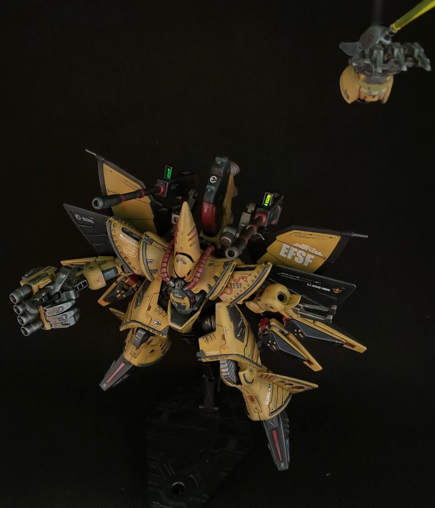 両手は遠隔操作可能。フィンファンネルらしき装備もあり、パイロットはニュータイプに目覚めたのか・・強化されたのか・・・?