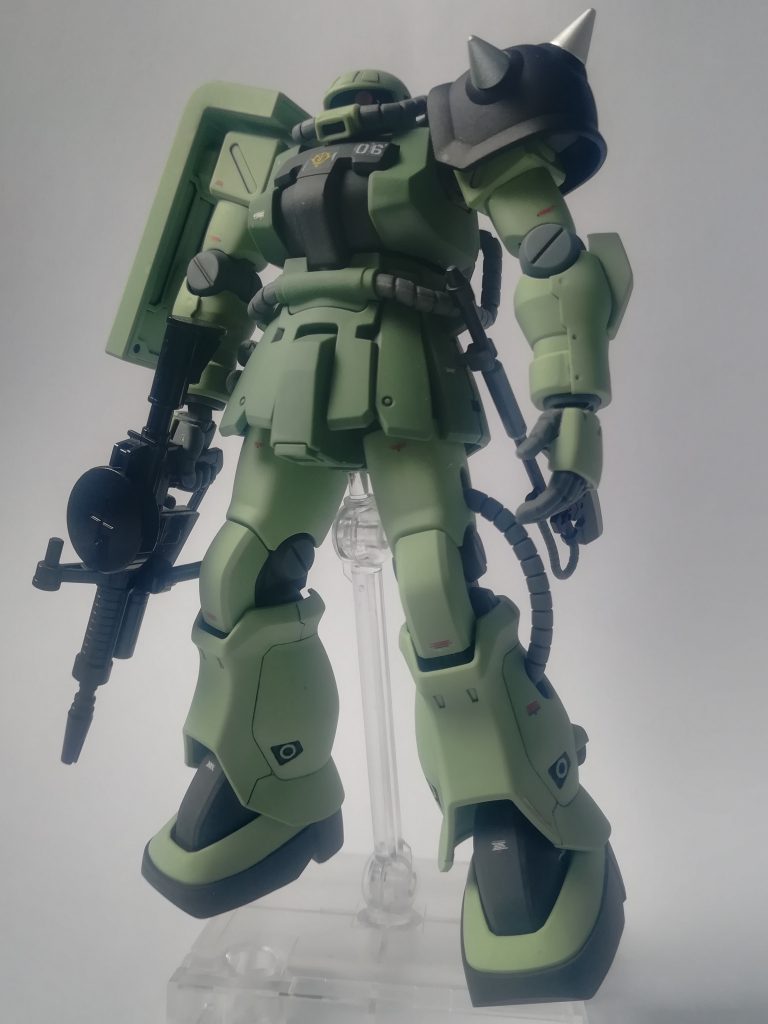 ザクマシンガンだけは、当時お試しでガンダムベースにてエアブラシ塗装を初体験。作業環境と費用から断念、ガンダムマーカーに至る。