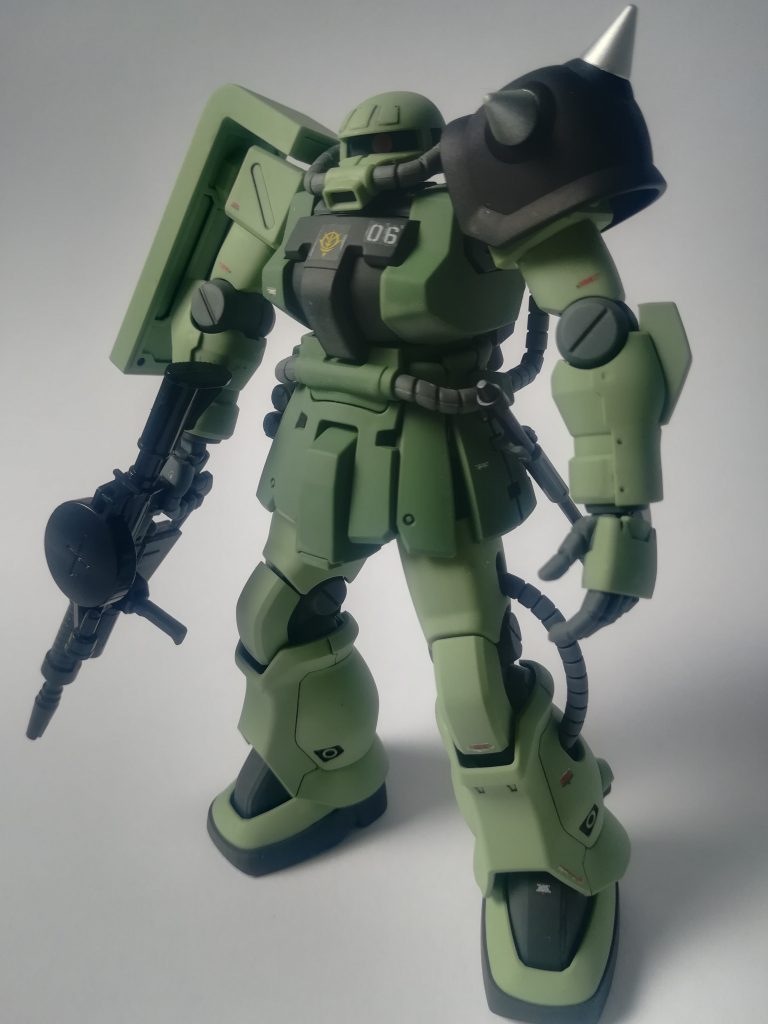 ショルダースパイクアーマーの合わせ目消し。使用したマーカー：ガンダムブッラク、シルバー