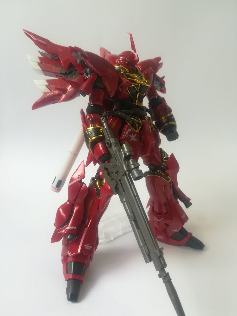 グロスインジェクションの美しいツヤ感。写真より実物は とても素晴らしいです。ビームライフルはメタリックグレー、グレネードランチャをビームライフルにマウントです