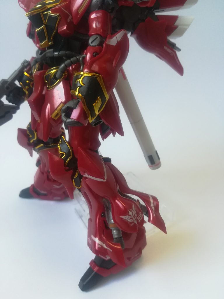 バーニアが色々なところに内蔵、脚のバーニア内蔵のアーマーも展開や可動して内部も造形