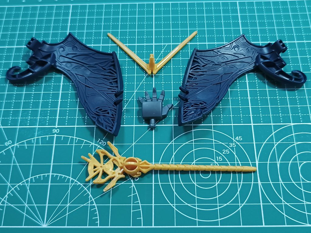 工作は苦手なのでちょっとだけ。マント内側の3対の瞳に目立つ押しピン跡があったのでがんばって削りました。あと爪の尖った平手が欲しかったのでSDCSのやつを尖らせてみました。近くで見なければいいかんじ!