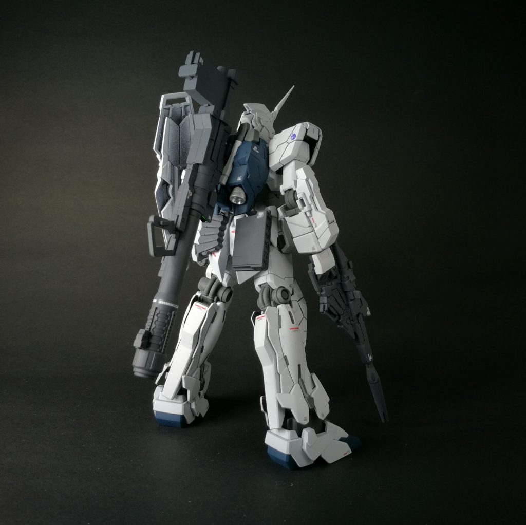 後ろユニコーンは素手でカトキ立ちor立像立ちしてるのが一番美しいと思いますが、ずっと武器がないとさすがに寂しかったので、作ってよかった。塗装に関してずっと確かめたかったことがはっきりしたしね。