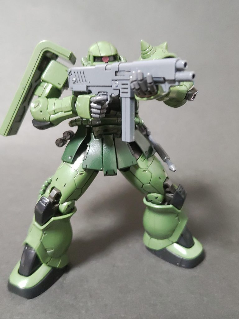 MMP-80マシンガンで射撃するソフィア少尉のザク。恐らく機関銃の予備弾倉も使い果たした後に撮られた写真だろう。