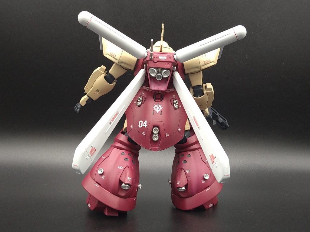 ボディーカラーはMSシャアレッドとライトブラウンです。実は最新鋭のメッサーF01型の配色を参考にしました。 