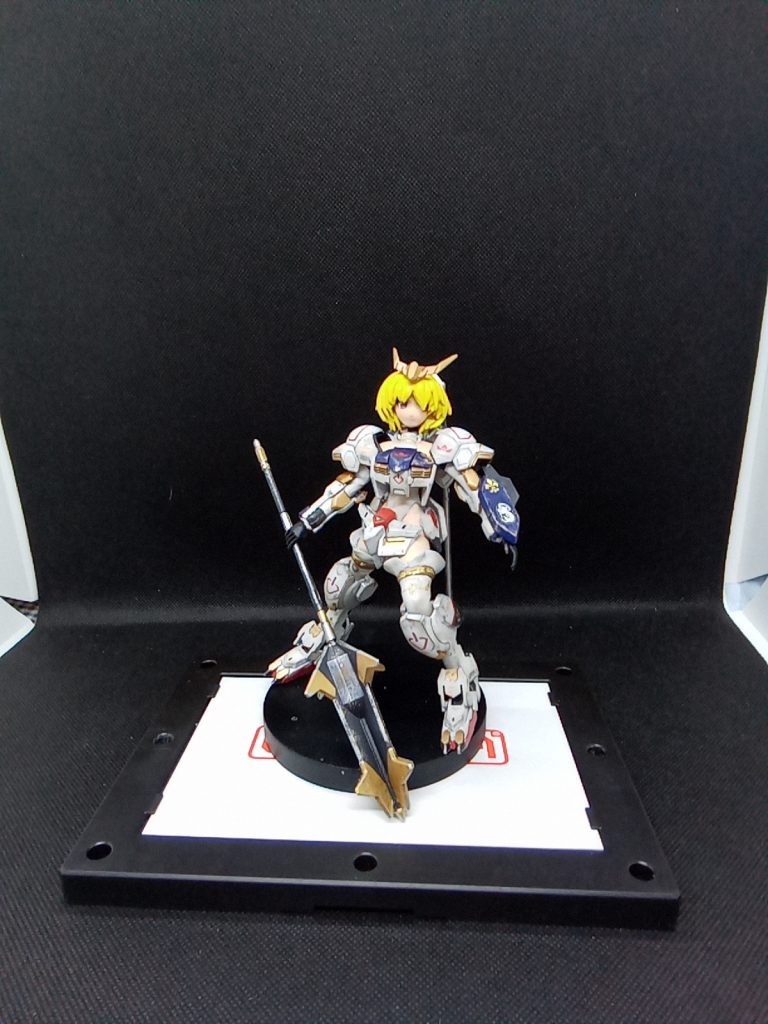 全塗装+ウェザリングで外装は重そうにwフレーム部分はドール用ウェザリングを使用あとは遊び感覚でネイル用シールで少し装飾