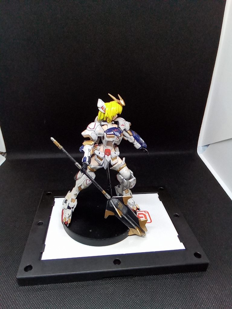 出来るだけバルバトスの雰囲気を出せるように試行錯誤脚は長めに胴回りは細く・・を意識して作ってみました。胸部はキットのままだと大きすぎた為　小型化してあります。