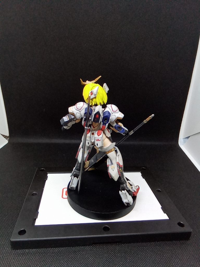 バックパックと頭部アンテナはネオジム磁石で保持オリジナルとは塗装を変えてアレンジ