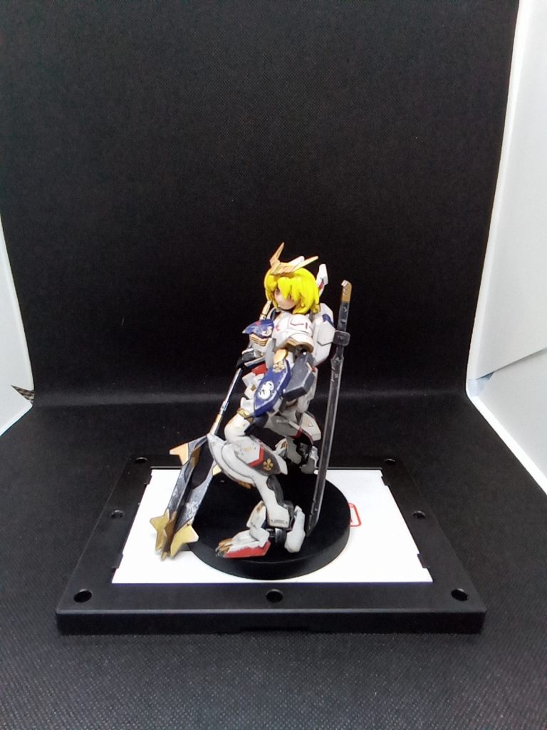 頭部+髪型は自作していますが　瞳はFAG(マガツキ用)を使用しています。髪型をどうしようかと悩みましたが・・スポーティッシュ&活動的　なイメージでショートレイヤーで作成