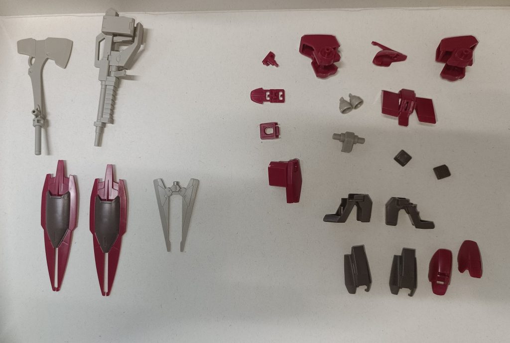 おまけで余剰パーツの紹介。グレイズ用、シュヴァルベグレイズ用のパーツが余ってます。カラーリングはシクラーゼ用になっているので、これらを使って自分専用シュヴァルベが作れそうですね!