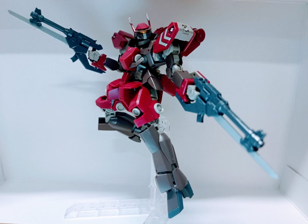 ショートバレルハンドガンは腕に固定出来る仕様です。これがカッコイイ。他にはない特殊なギミックです。シールを貼るのが嫌だったので手持ちのガンダムマーカーを使用。センサー等のオレンジ→ゴールドホワイト→シルバーあとは墨入れで塗りつぶししています。なんでスネが茶色なんだろ…