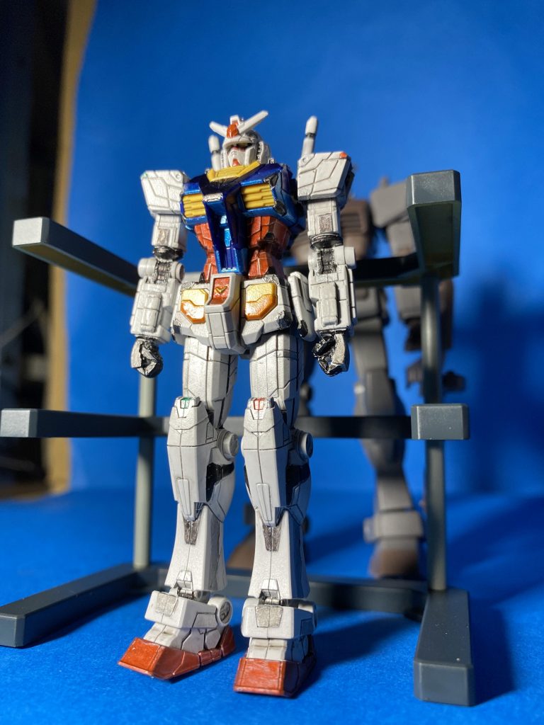 動くガンダムを目の当たりにしたときの衝撃、今でも忘れられません。今回は横浜ガンダム風にビシっとした姿勢にあおりアングルで撮ってみました。サイズは後ろのエコプラ(HGUC、EGと同サイズ)と比較してもかなり小さいです。