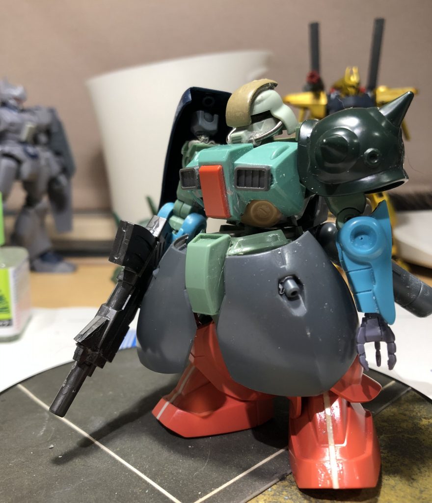 クロスシルエットフレームにパーツを組み付けたところ。頭部と背中はザクウォーリア胸部はスタークジェガンの余剰パーツ腰はゲルググマリーネを芯に前面スカートは同フクラハギカバーをボールデンアームズのボールジョイントにて接続股間前面ブロックはクロスシルエットフレームのおまけパーツであるジム頭のメインカメラを切り取って移植しました。右肩アーマーは旧キットディジェ、左肩アーマーは旧キットのザクFZより前腕は同じくディジェのもの。膝下はFGシャアザクです。右腰にマウントしたハンドグレネードもザクヲから移植したものです。