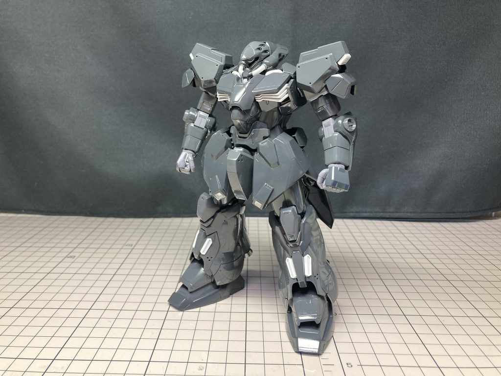 最初の塗装時グレー系で仕上げるという事で自作の紫っぽさのある明るめのグレーを関節色に採用基本色のグレーも2色使用この状態だと物足りないので追加でレッドラインを施した