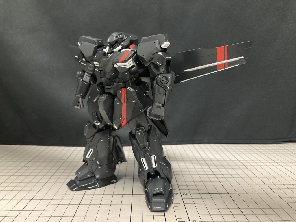仕上げ後レッドラインを施し、細かい箇所はシルバーを使用して塗り分けデカールにドレスアップも行い、もちろん段差消しも行ってるので一体感のある仕上がりにしている