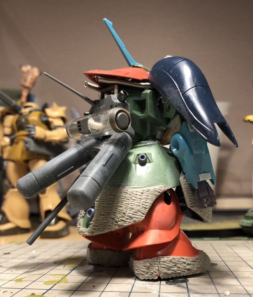 頭部アンテナはディジェ左肩のウェポンマウントラッチです。後頭部にはメッサーの余剰パーツを追加。