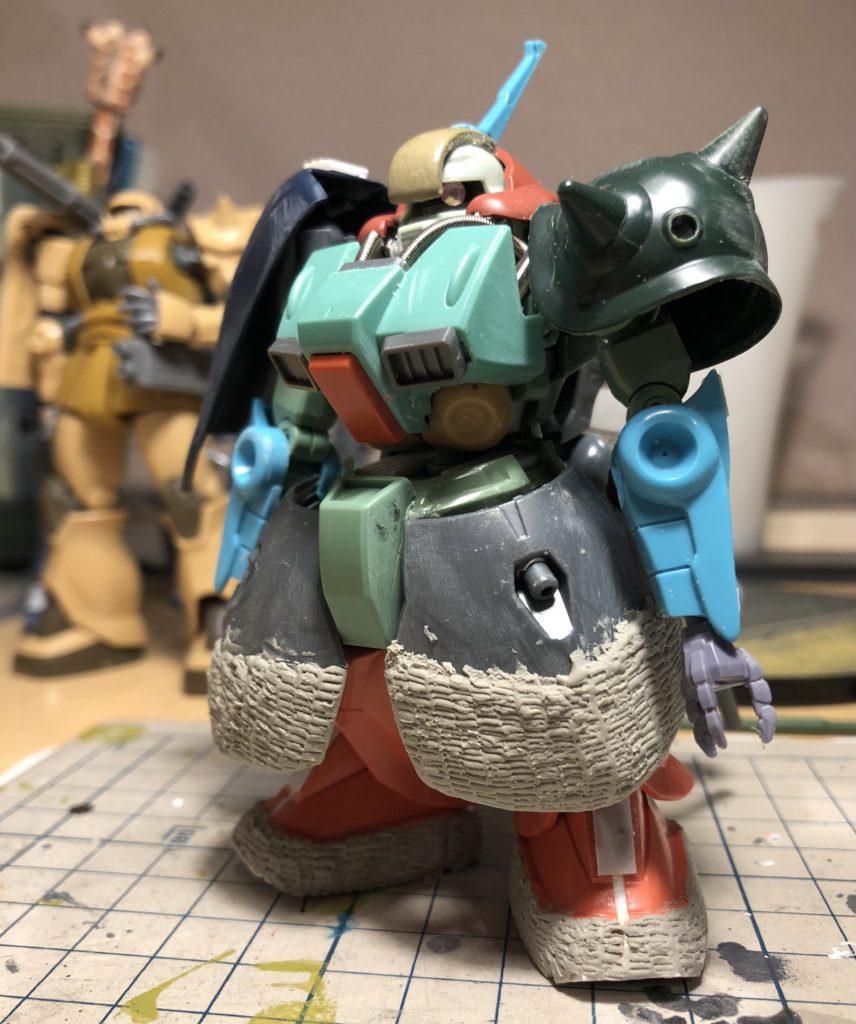 塗装前にツィンメリットコーティング。エポパテを薄く塗りつけ、精密ドライバーでチクチクとパターンを付けています。