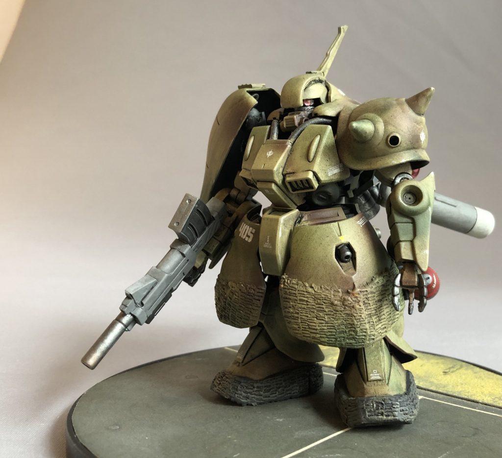 以前から近藤先生の「スツーカ」を作って見たいと思っていましたがキット化は見込めなさそうですし、ガレキは高いし1/144でないし、とはいえスクラッチはハードル高いしで躊躇していた時に出会ったのがSDシリーズのクロスシルエットフレームでした。これに装甲被せていけば15m級MSが出来んじゃね?というわけです。