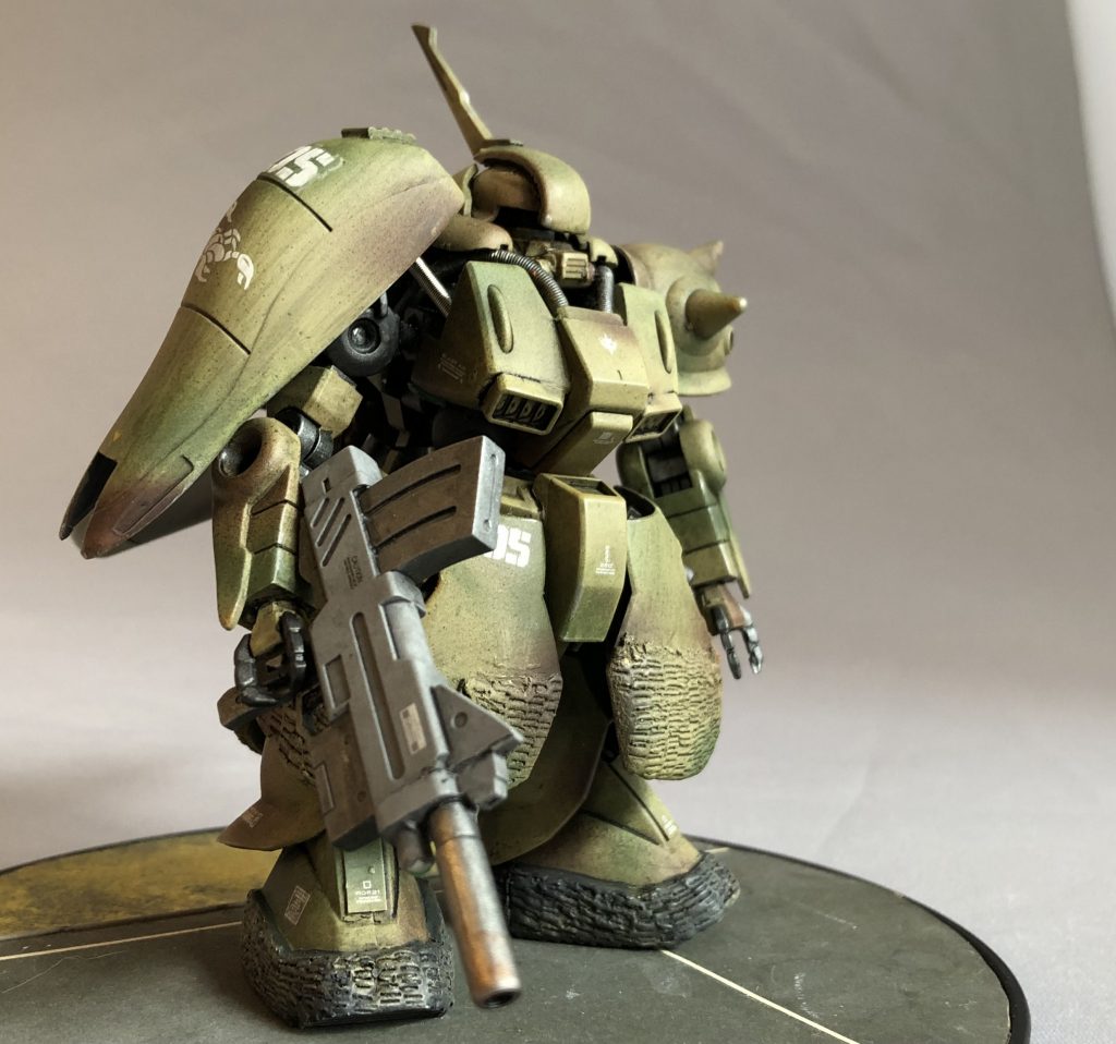 スツーカ製造において、一説にはザクのジェネレータを流用したとのことですが、この説には私は疑問を抱いています。いくら貧乏所帯のネオジオンでも、UC0093時点で新造するMSに十数年落ちのザクのジェネレータを使うだろうか?とか、そもそもジェネレータがザクではビーム兵器をドライブ出来ないのでは?とか、もっとその時代にあった「調達しやすい」ジェネレータがあるのではないか?など。