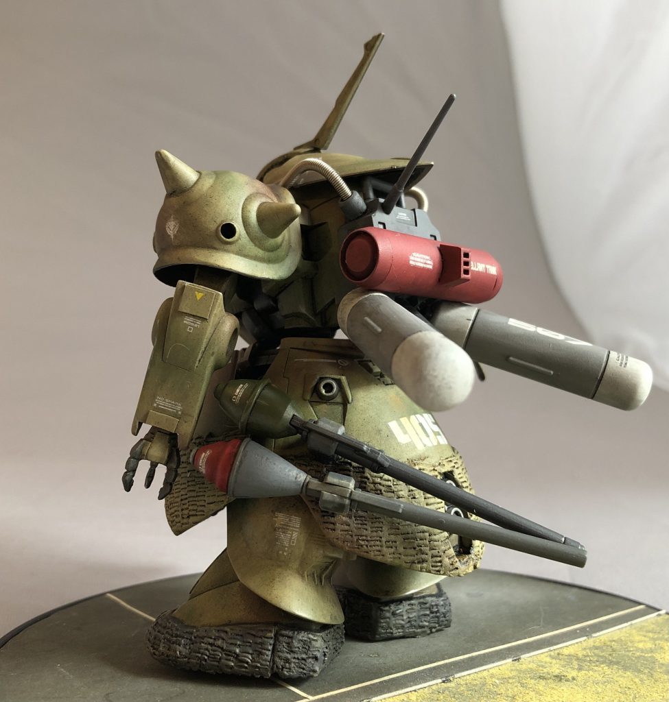 とはいえ、スツーカを設定画通りに再現するのは難易度が高いです。ここは、ジャンクパーツを組み合わせてソレっぽいMSを『創造』しよう!と言うコンセプトでモデリング開始です。手間のかかりそうな工作を避け手持ちのジャンクパーツを楽しく盛っていきました。所謂ジャンクパーツ供養でもあります。基本新たに部品取り用のキットを増やすことなく、我が家のマウンテンサイクルに眠る遺産を有効利用しました。