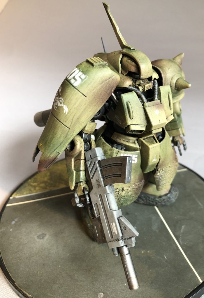 UC0093前後ですとMS開発史的にはアナハイムの独壇場の時代のはずです。当時最も多く生産されていたジェネレータは、まさに売り出し中のジェガンのソレであったと思います。このオリジナルMSV「スツーカ改」はジェネレータにアナハイム社より「強奪」したジェガン用規格外品を組み込んだ後期生産型というオラ設定です。ジェネレータだけでなく胸部前面装甲にジェガンの面影が残っています。これには「強奪された」アナハイム側から苦言を呈されたとか。曰く、「もうちょっと目立たないようにしていただかないと・・・。」