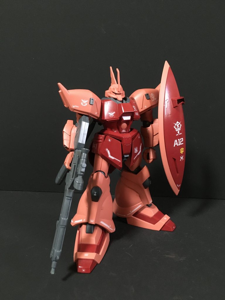 正面右側シャアのことなので狙撃後方支援ではなく、強襲用に使用したのではと思います。