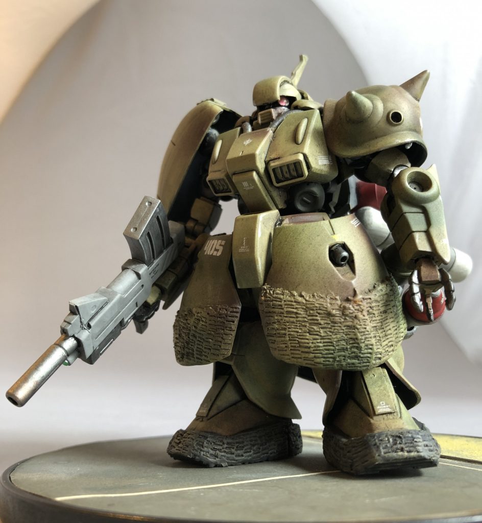 そもそも「スツーカ(ゴブリン)」とは1988年のコミック「ジオンの再興」等に登場する「戦時急造型小型モビルスーツ」とのこと。UC0093のシャアの反乱前後にネオジオンで運用されたMSで通常のMSの2/3程度のコストでザク・グフ・ドム等よりは高性能なMSを、と言うコンセプトで製造された15m級MSです。