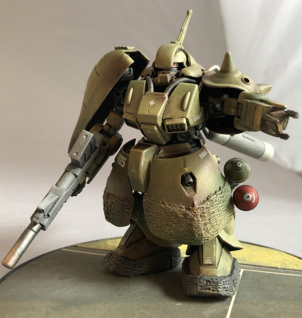 クロスシルエットのフレームを内蔵していますから各関節はそこそこ動きます。