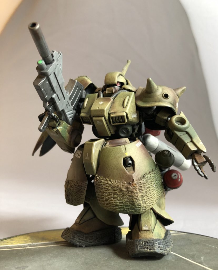 全体をイエローグリーンで塗装した後、ガンダムマーカーエアブラシシステムにて迷彩塗装を施工しました。「サンド系の迷彩をテキトーに頼む!(フレデリック・ブラウン)」とこんな感じになるかなーと。