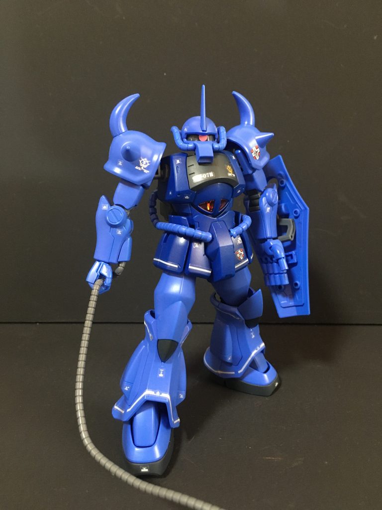 正面右側塗装は手足はクレオスのMSライトブルー、胴体はMSブルーZ系を使用しています。