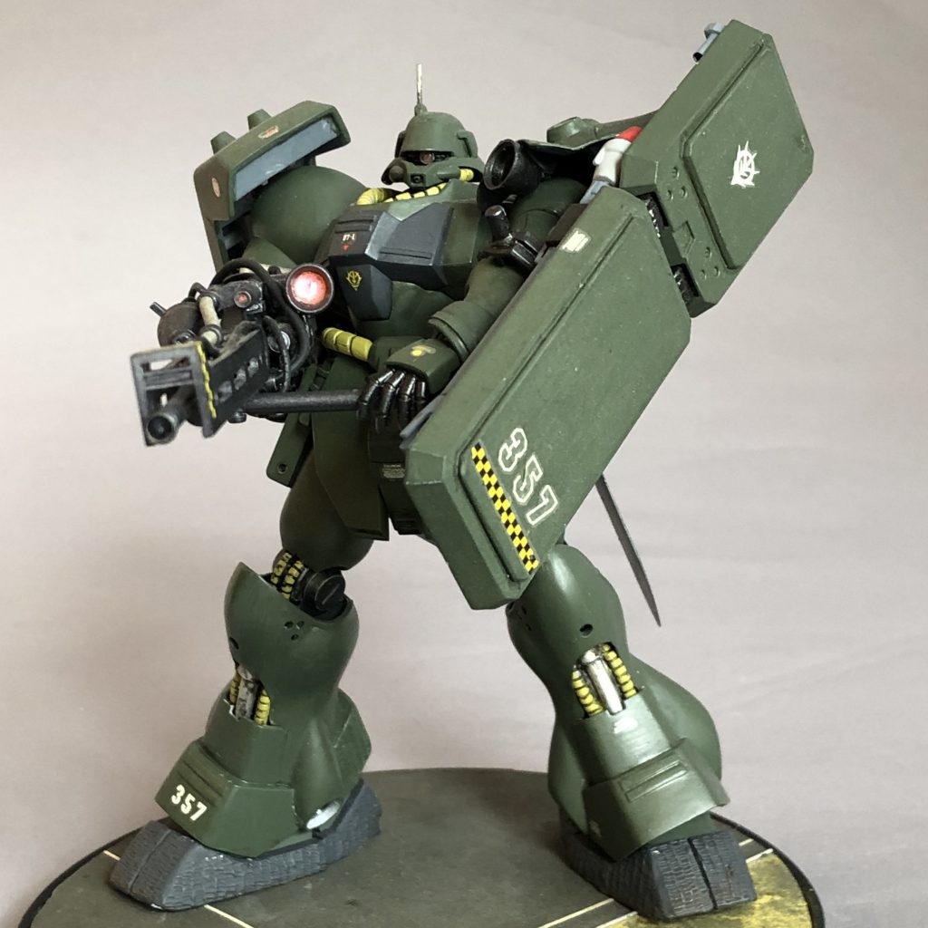 長めのフォアグリップにより、構え方に自由度を持たせています。