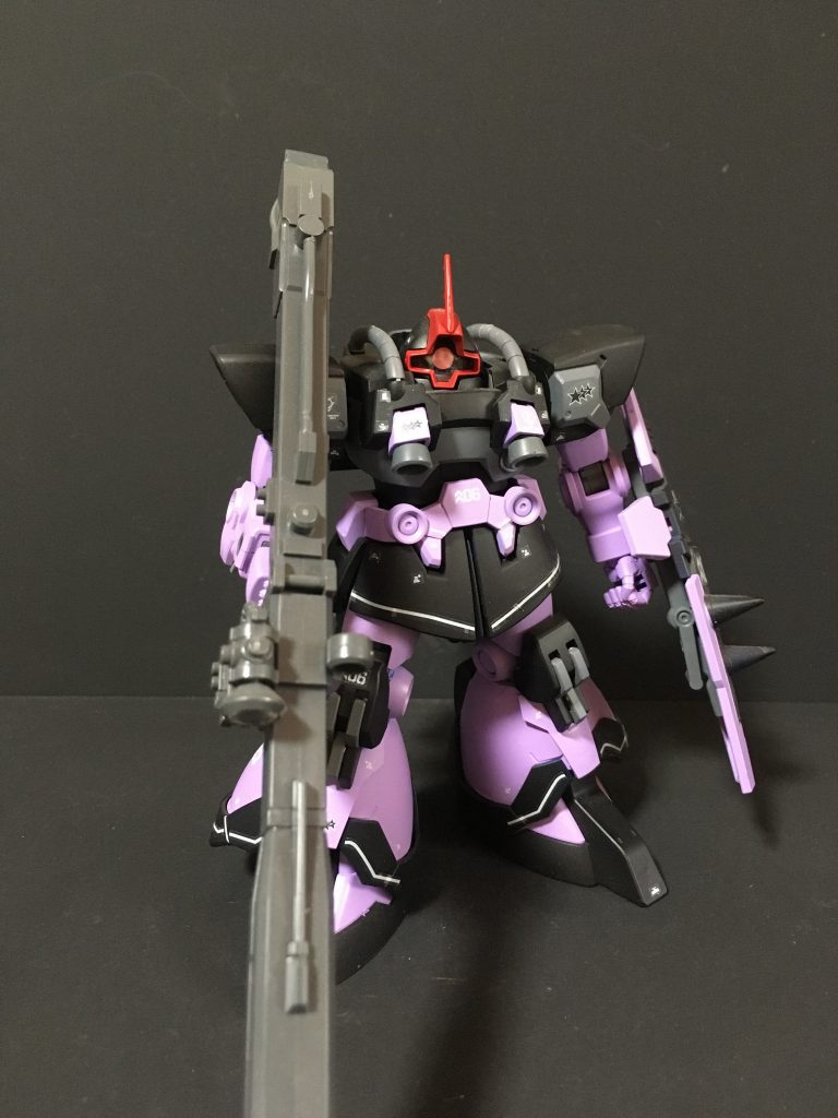 正面右側グフR35、ドムR35 どちらも非常にカッコ良いデザインで気に入っています。