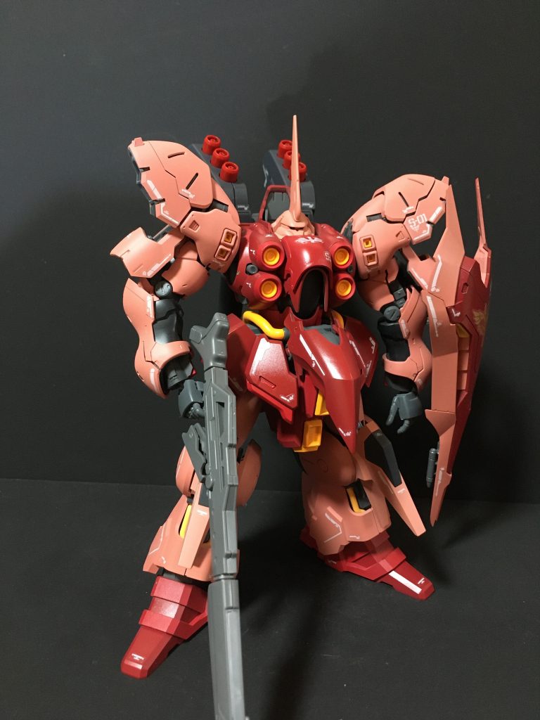 正面右側クシャトリヤの設計は古いものだとガンダムUCでコメントされていましたので、アクシズ戦時代にシャア搭乗用の試験機として開発されていたという脳内設定です。