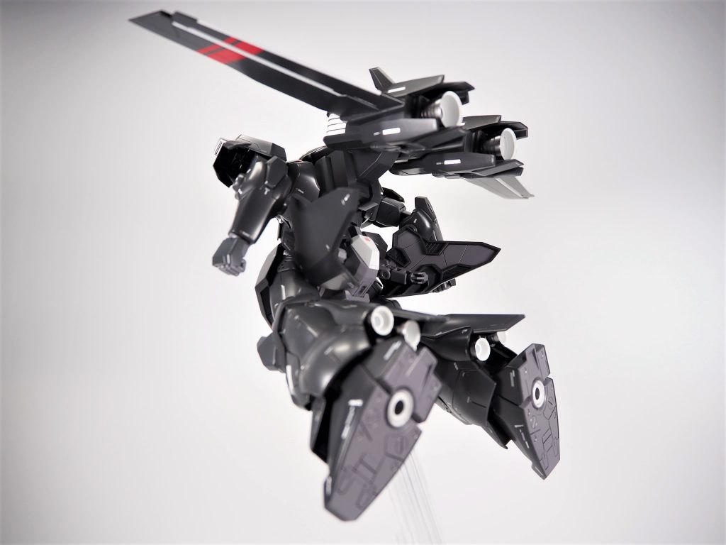 背面飛行形態HGのメッサ―はサイドアーマーが申し訳程度に可動するのでそれっぽいポージングが可能に本編さながらの可動域の再現は強度の関係から難しく今回は省略バーニアや足裏の塗り分けは動画の方で詳しく紹介してますケツ穴の電飾のプラグはディテールの一部として処理