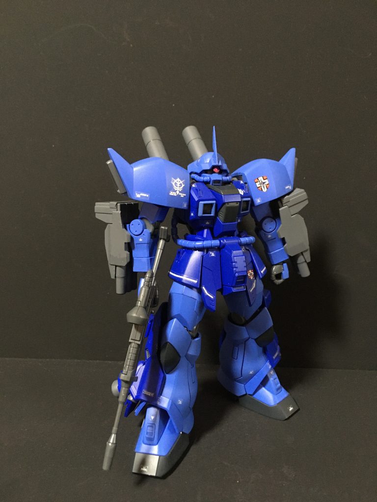 両腕にゲルググキャノンの肩とミサイルランチャーを付け、足横のアーマーにはビルダーズパーツのバーニアを追加しています。