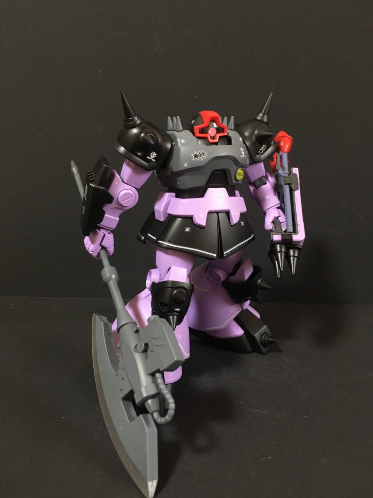 正面右側オルテガ機の想定です、オリジン版オルテガ用ザク高機動型の大型ヒートホークを武装しています。